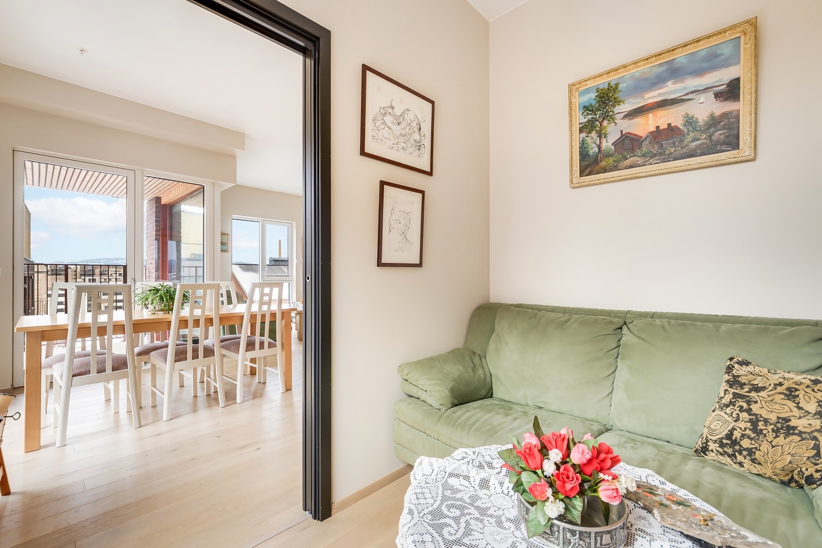 Rom ved stue/kjøkken brukes som ekstra stue Galleribilde