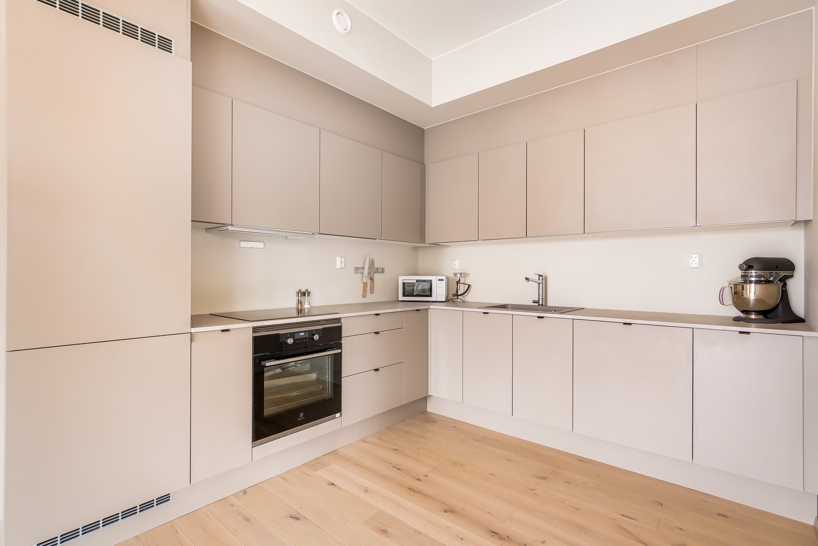 Integrert platetopp, stekeovn, oppvaskmaskin og kombiskap Galleribilde