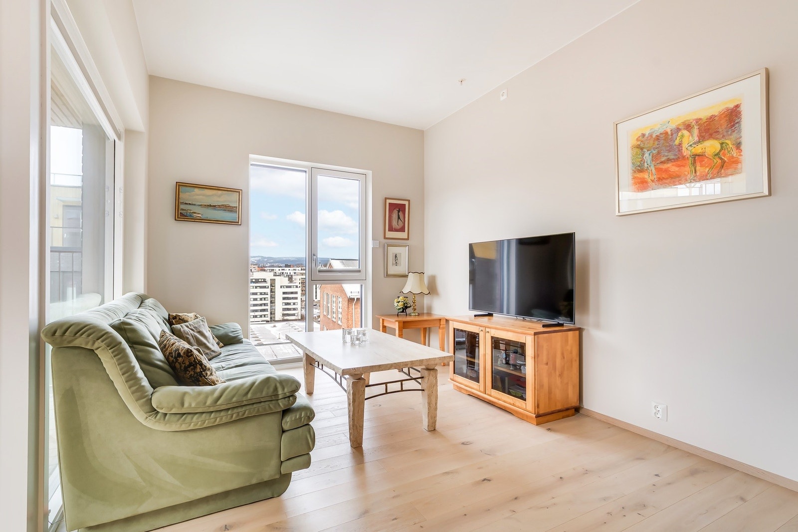 Det er lagt flott enstavs parkett i alle rom Galleribilde