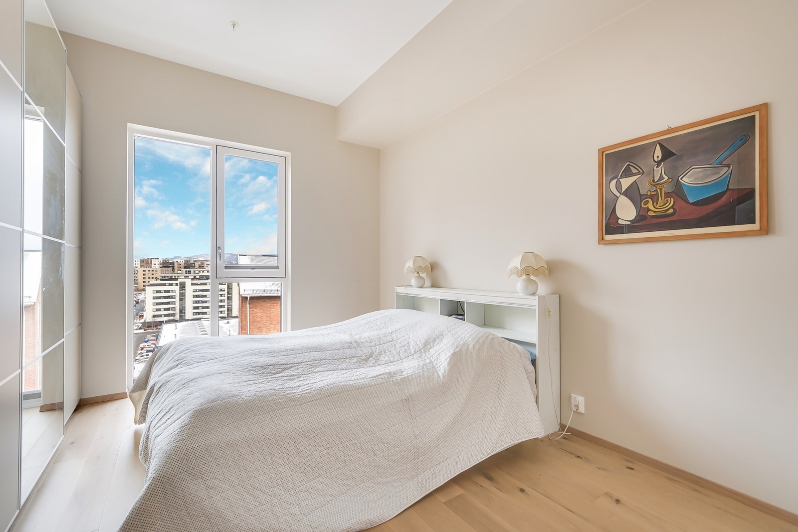 Hovedsoverommet er av god størrelse med plass til dobbeltseng Galleribilde