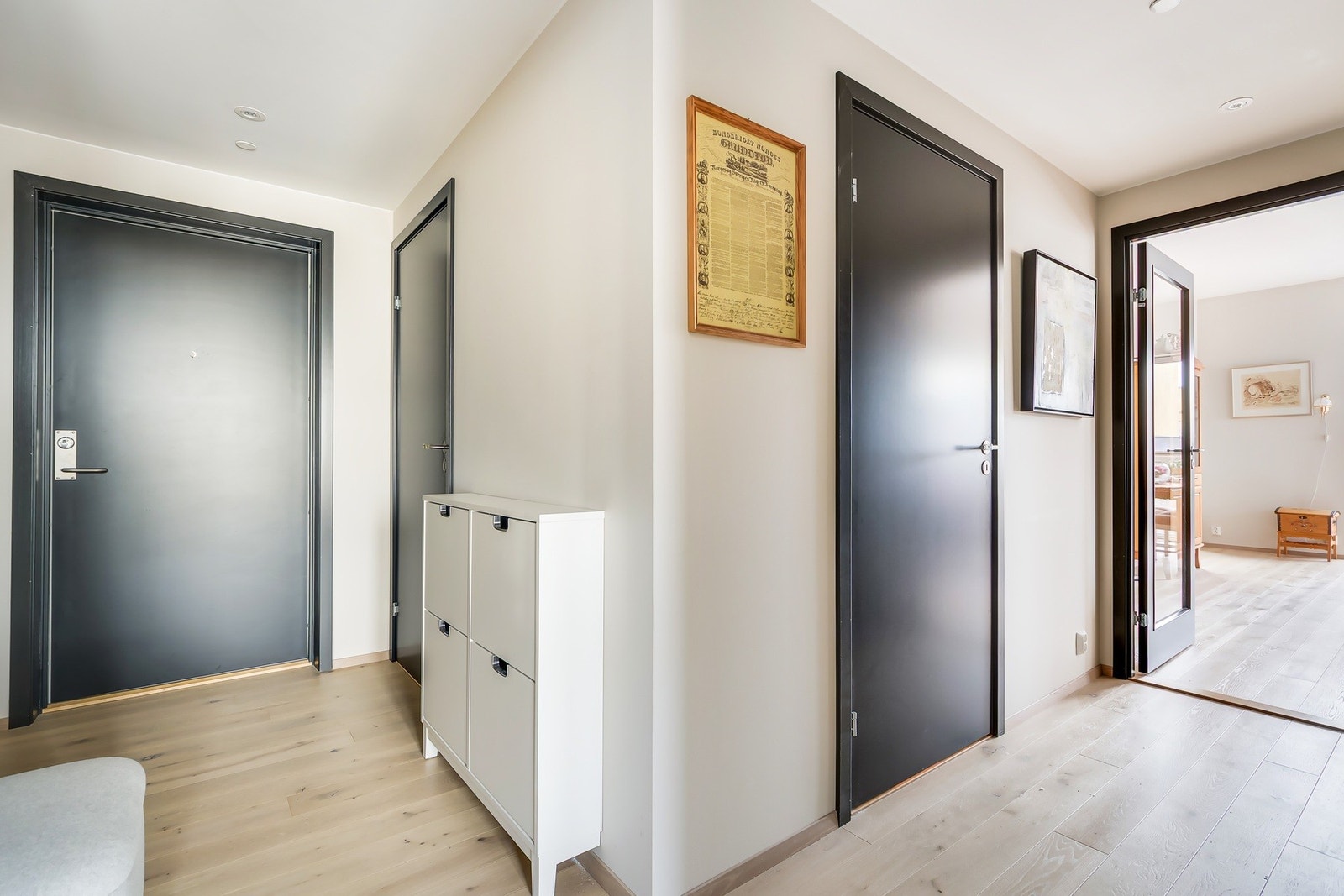 Svært innbydende entré med god plass til å ta av seg yttertøy Galleribilde