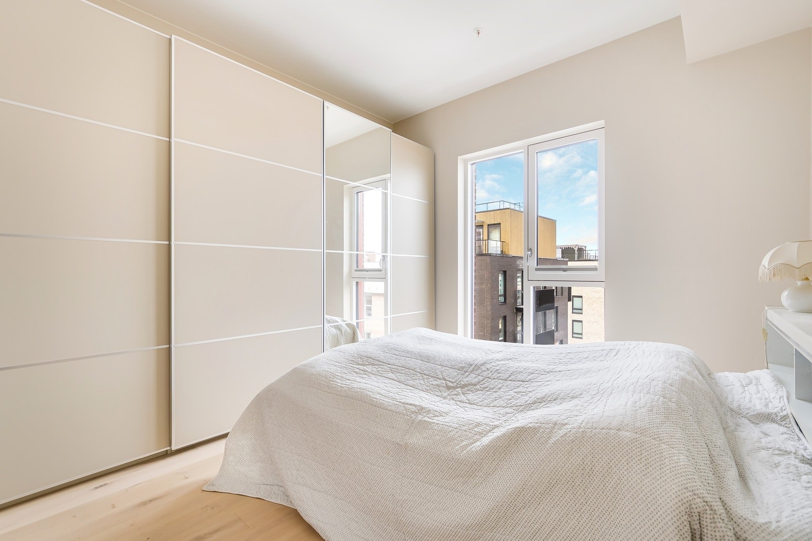 Det er god plass til store skyvedørsgarderobe Galleribilde