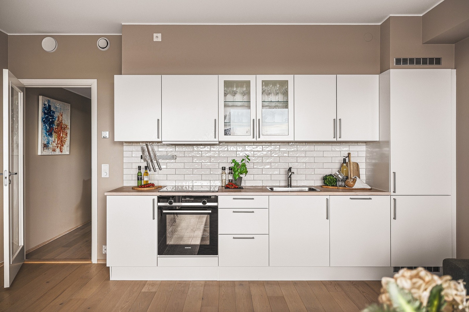 - Kjøkkeninnredningen er moderne med benkeplate i tre - Galleribilde