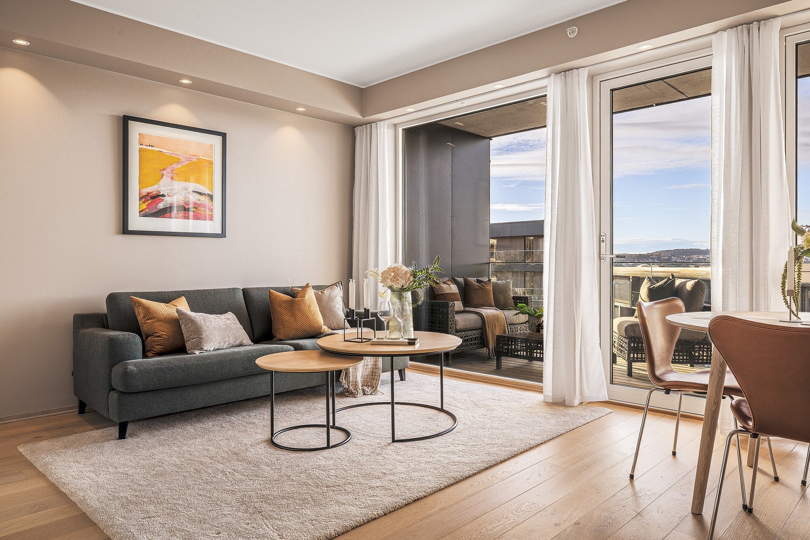 - Store vindusflater slipper inn rikelig med dagslys, og fra stuen er det utgang til en vestvendt balkong - Galleribilde