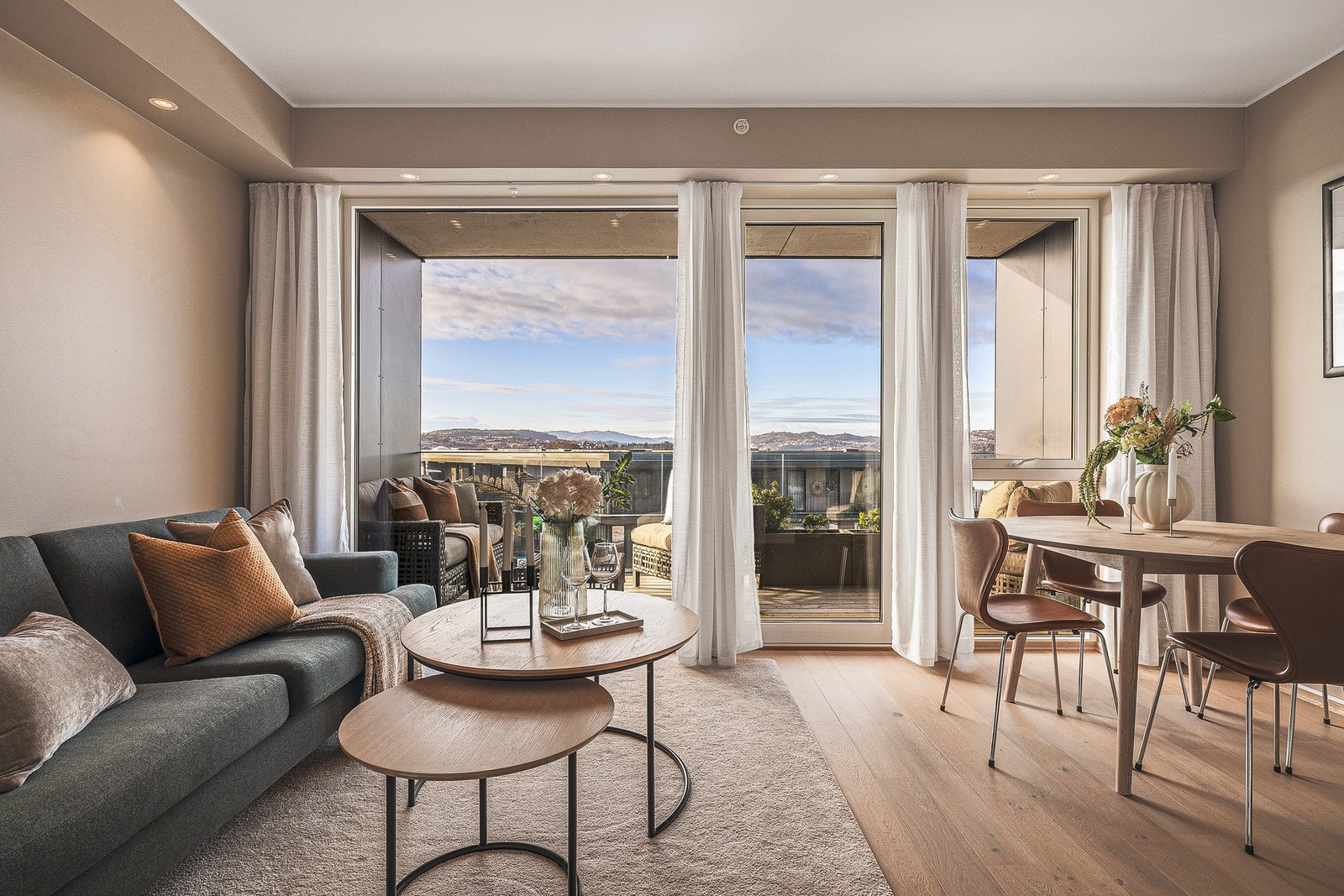 - Planløsningen er svært funksjonell med god romfølelse og god takhøyde i stuen på 2,67 meter - Galleribilde