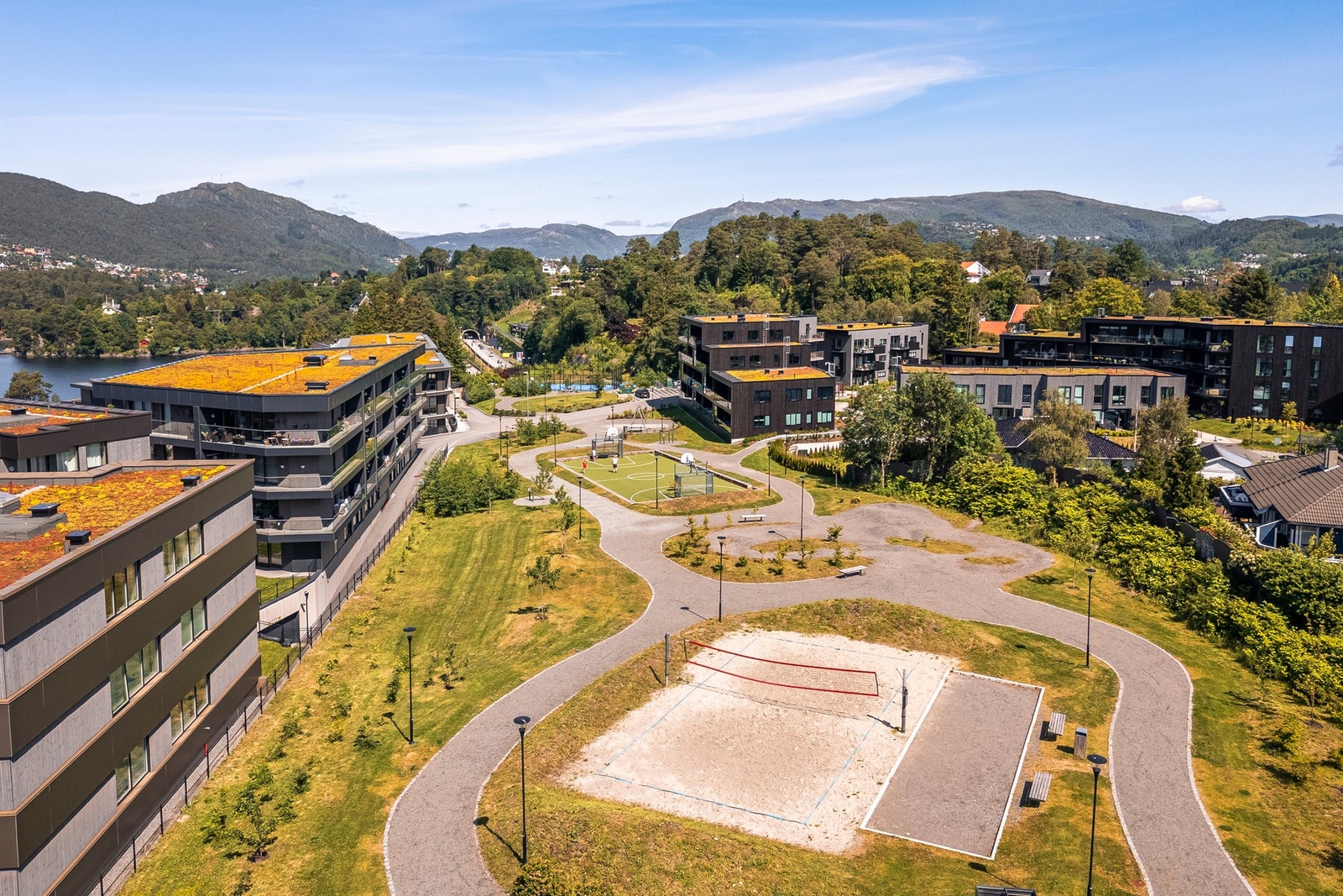 - På fellesområdene er det blant annet padeltennisbane, kombinert basket- og fotballbane, lekeplass, benker og beplantning - Galleribilde