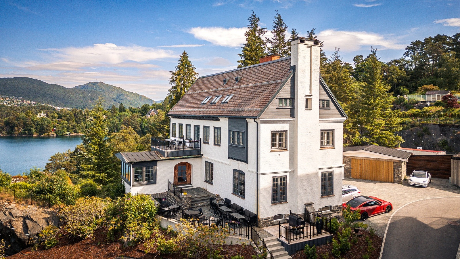 - Om du ikke ønsker å lage maten selv kan du spasere bort til Konow Lund-villaen hvor det er restaurant med utsøkt mat - Galleribilde