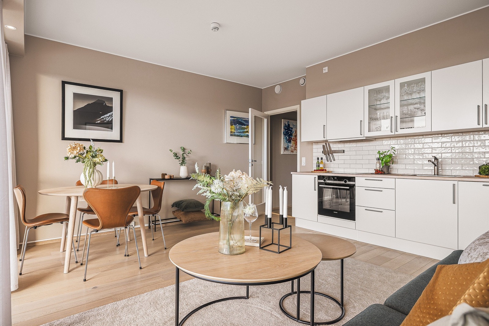 - Nyere bygg gir deg fordelene med moderne byggestandard, balansert ventilasjon og vannbåren gulvvarme - Galleribilde