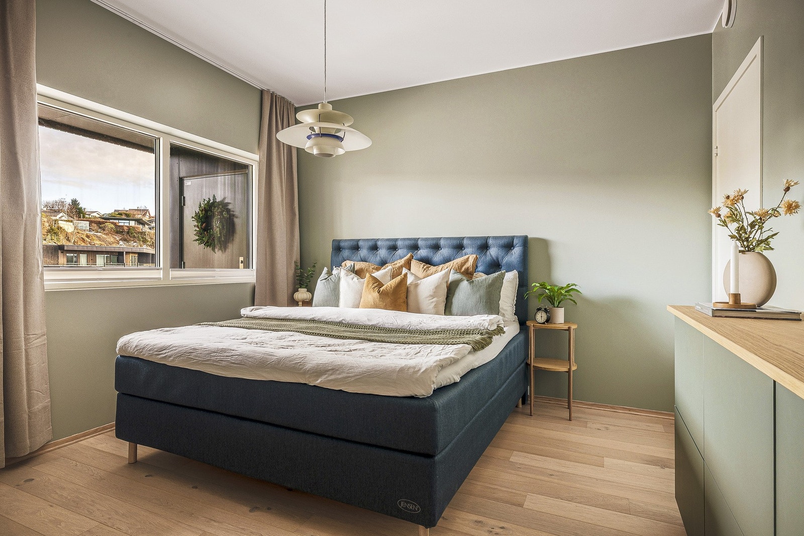 - Soverommet er romslig og har tilknyttet walk-in/bod som gir svært gode oppbevaringsmuligheter - Galleribilde