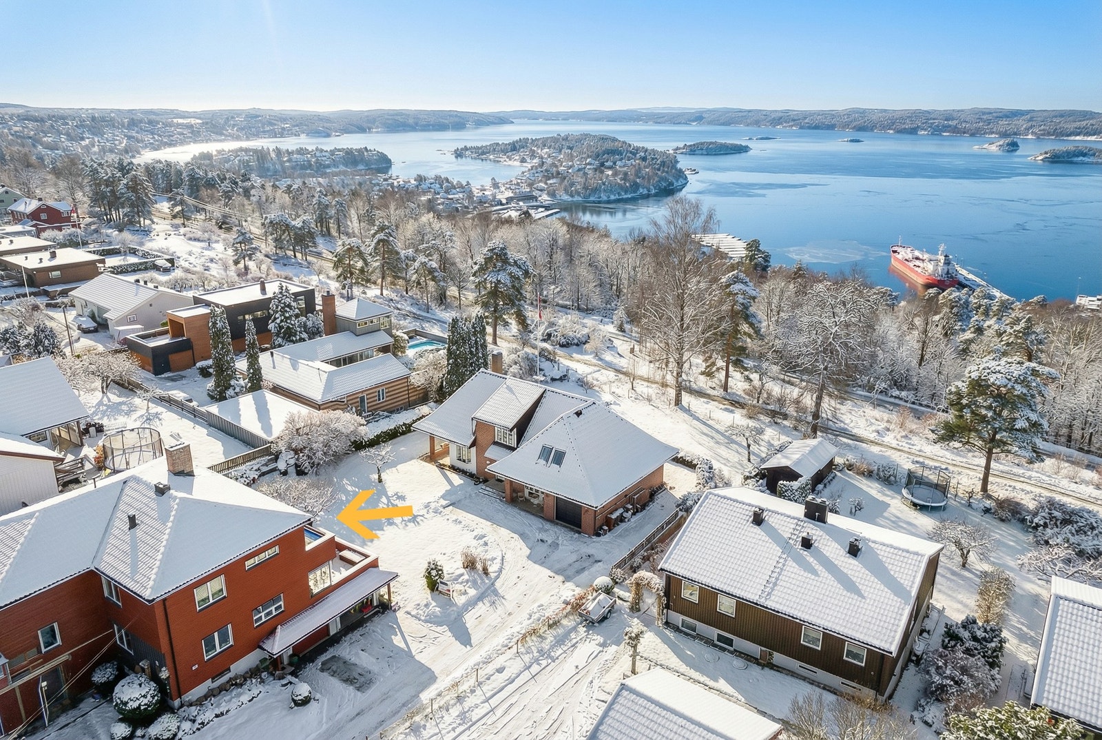 Boligen ligger på en attraktiv adresse med herlig fjordutsikt og gode solforhold. Galleribilde