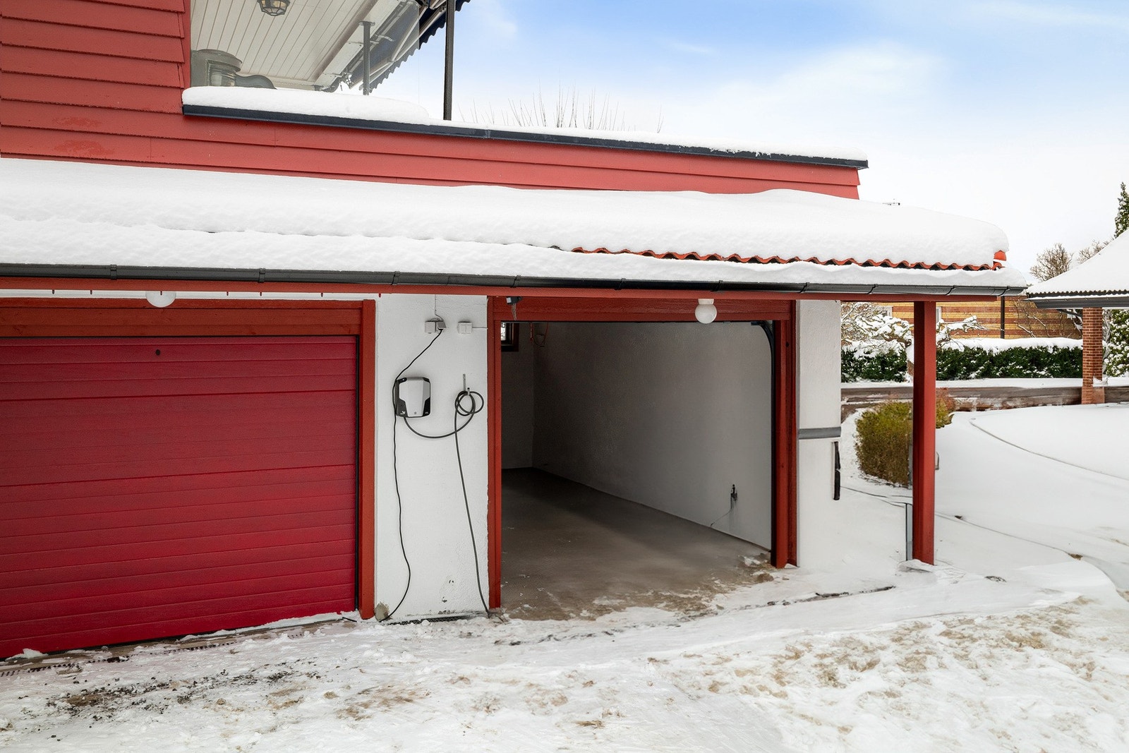 Garasjeplass medfølger. Det er mulighet for å montere ladestasjon. I tillegg har boligen en ekstra utvendig parkeringsplass. Galleribilde