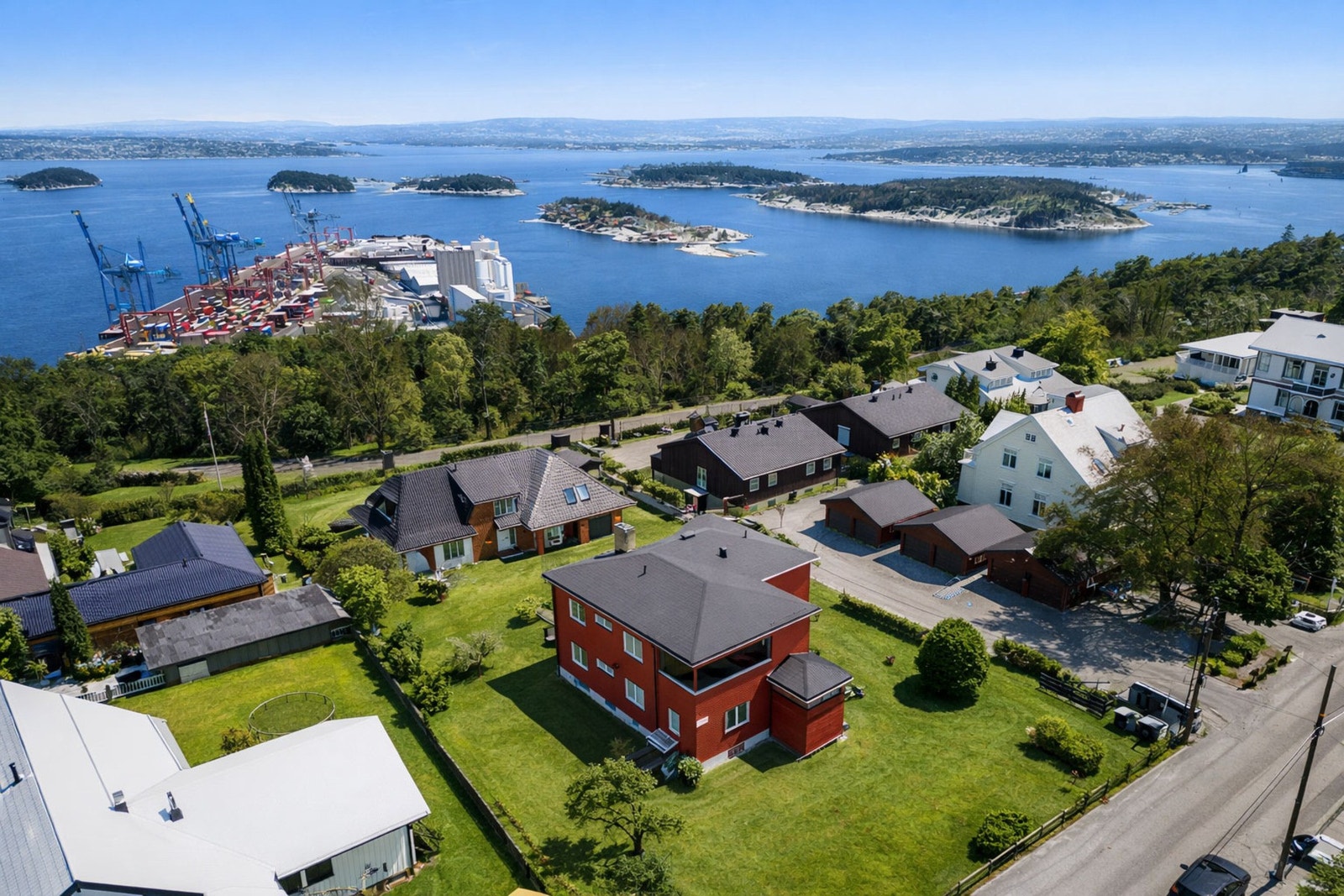 Sommerfoto av eiendommen. Galleribilde