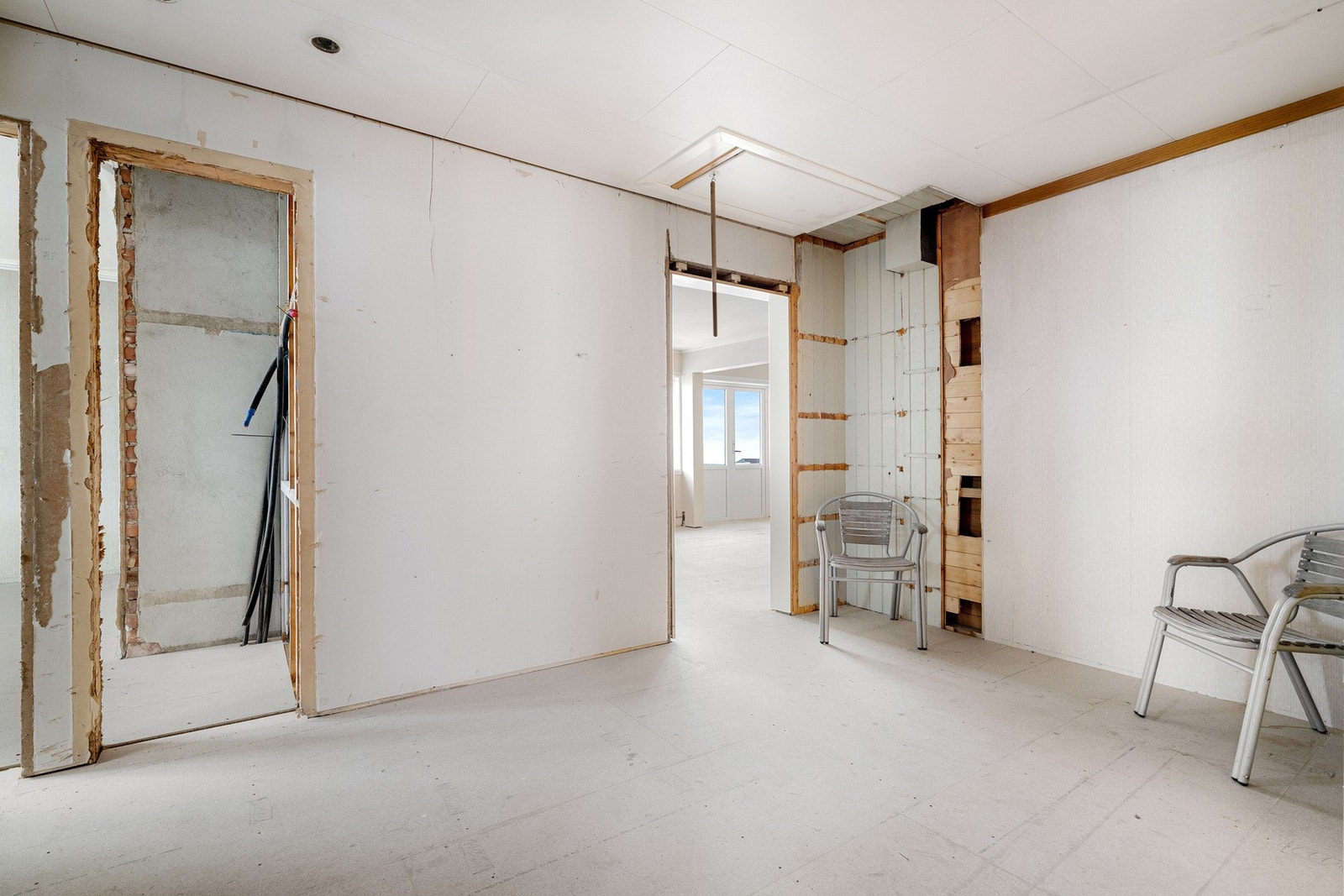 Leiligheten fremstår i dag klargjort for oppussing, hvor innvendige overflater i stor grad er revet og flere tekniske arbeider allerede er utført. Galleribilde