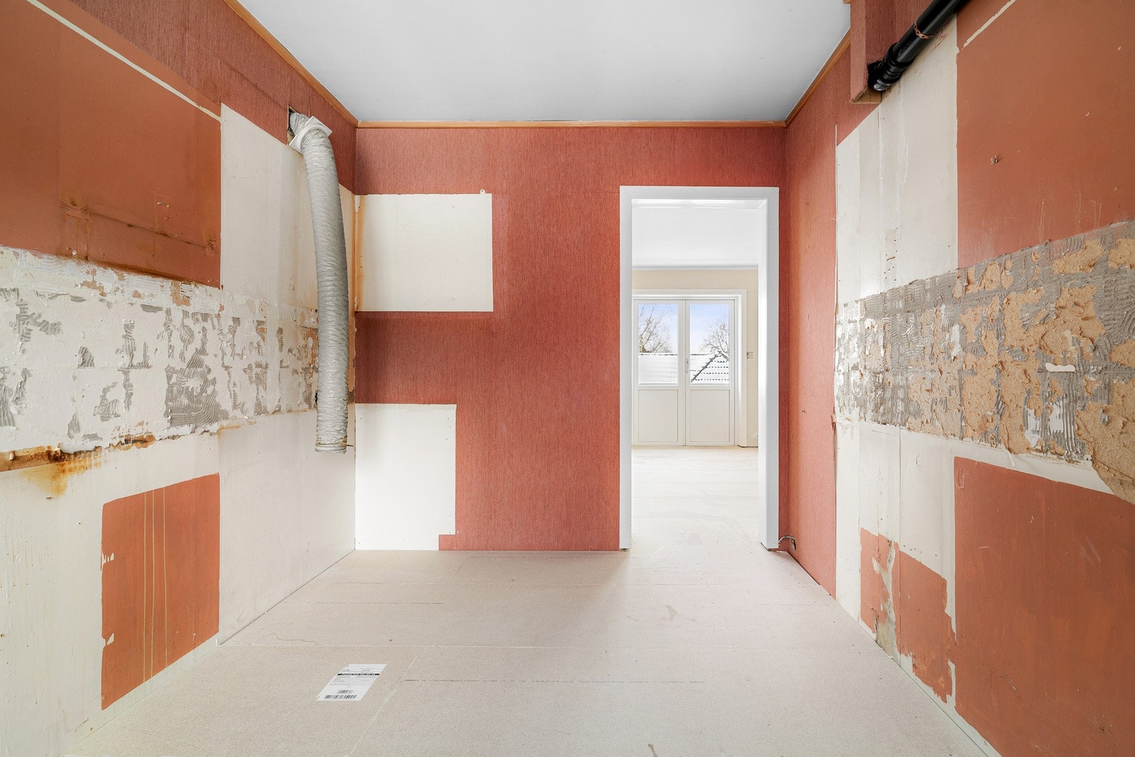 Vann- og avløpsinstallasjoner er fremført til kjøkkenets tilkoblingspunkt som del av nytt rør-i-rør-system, slik at kjøper kan etablere kjøkken etter eget behov og ønsket planløsning. Galleribilde