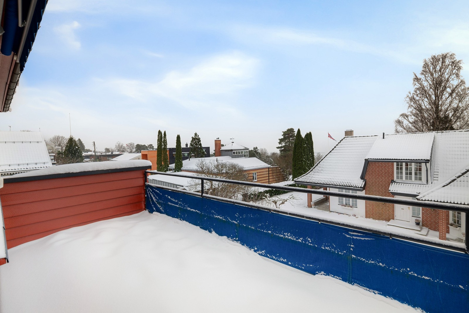 Balkongen er på ca. 11 kvm med plass for utemøblement, grill eller lignende. Galleribilde