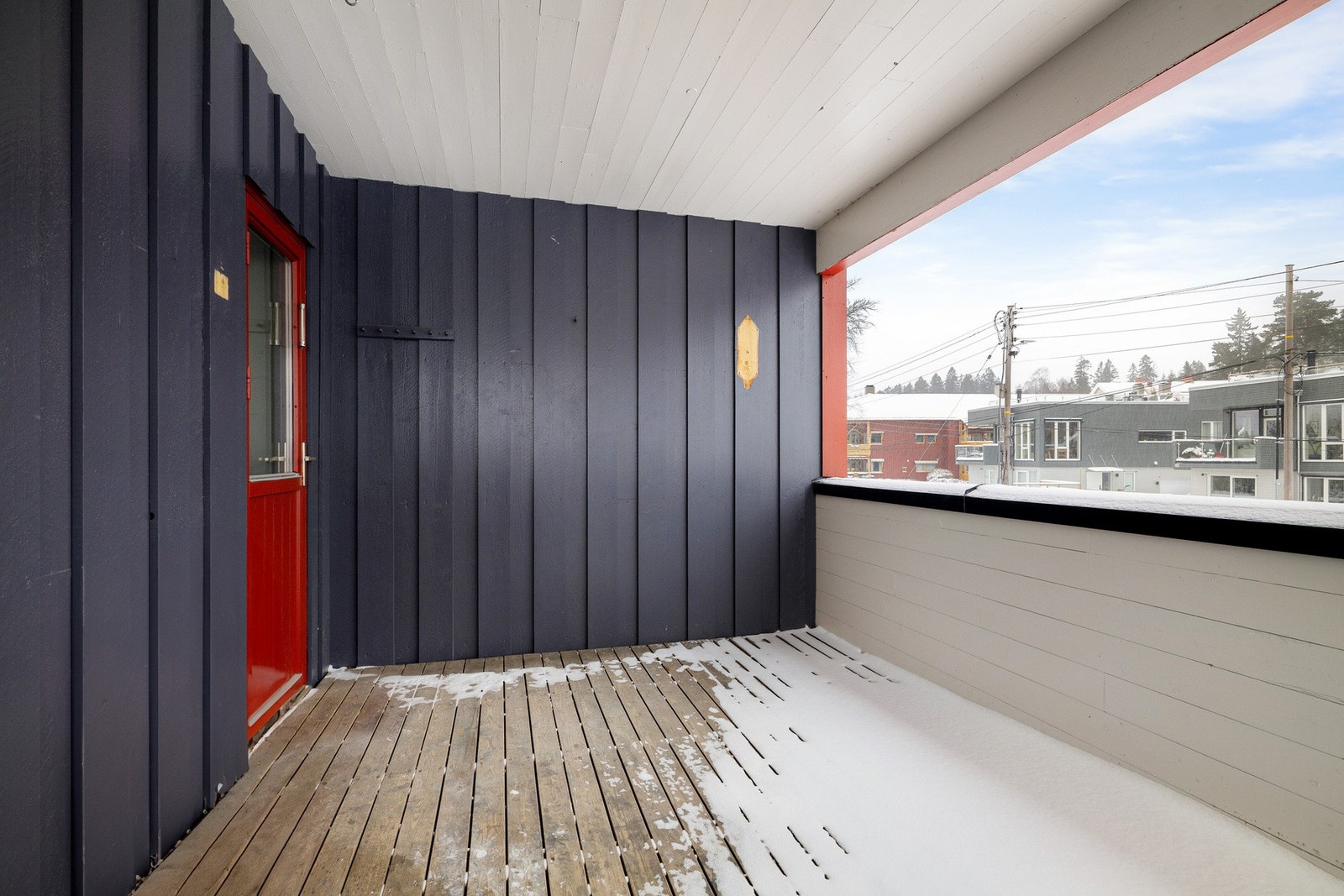 Det er gitt brukstillatelse for oppdeling av boligen, men for å kunne gi ferdigattest må balkongen mot øst innlemmes som boligareal. Galleribilde