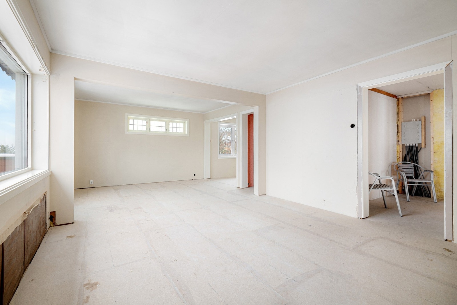 Det er blant annet etablert nytt elektrisk anlegg, nytt rør-i-rør-system fremført til kjøkken og våtrom samt forsterkede gulvkonstruksjoner. Galleribilde