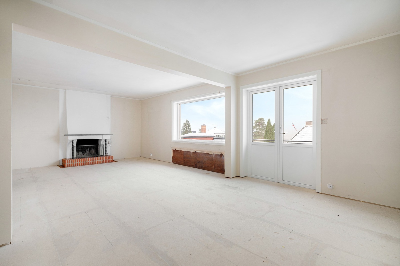 Planløsningen åpner for romslige oppholdsrom med store vindusflater og utsyn mot fjorden. Galleribilde