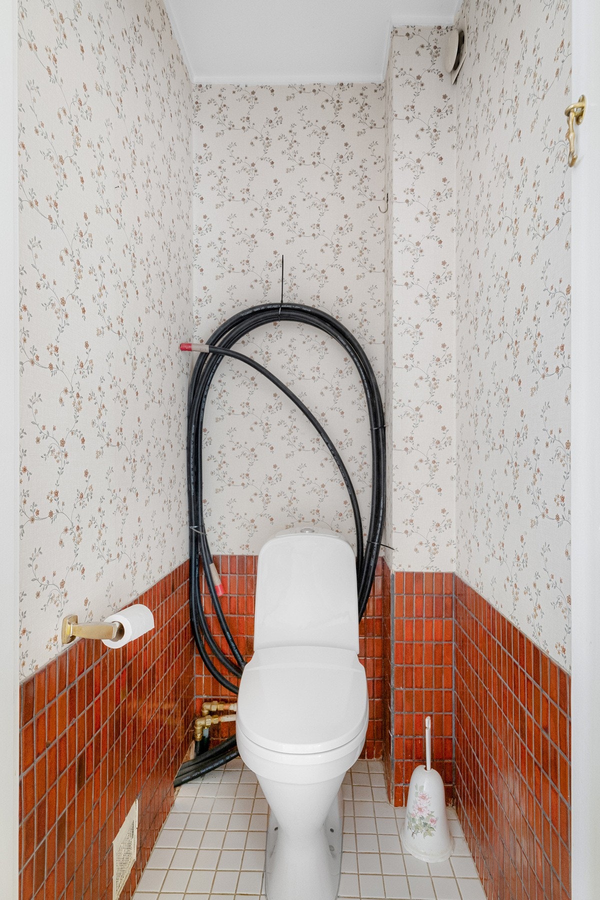 Toalettrommet har eldre overflater og er naturlig å oppgradere i forbindelse med øvrig oppussing. Galleribilde