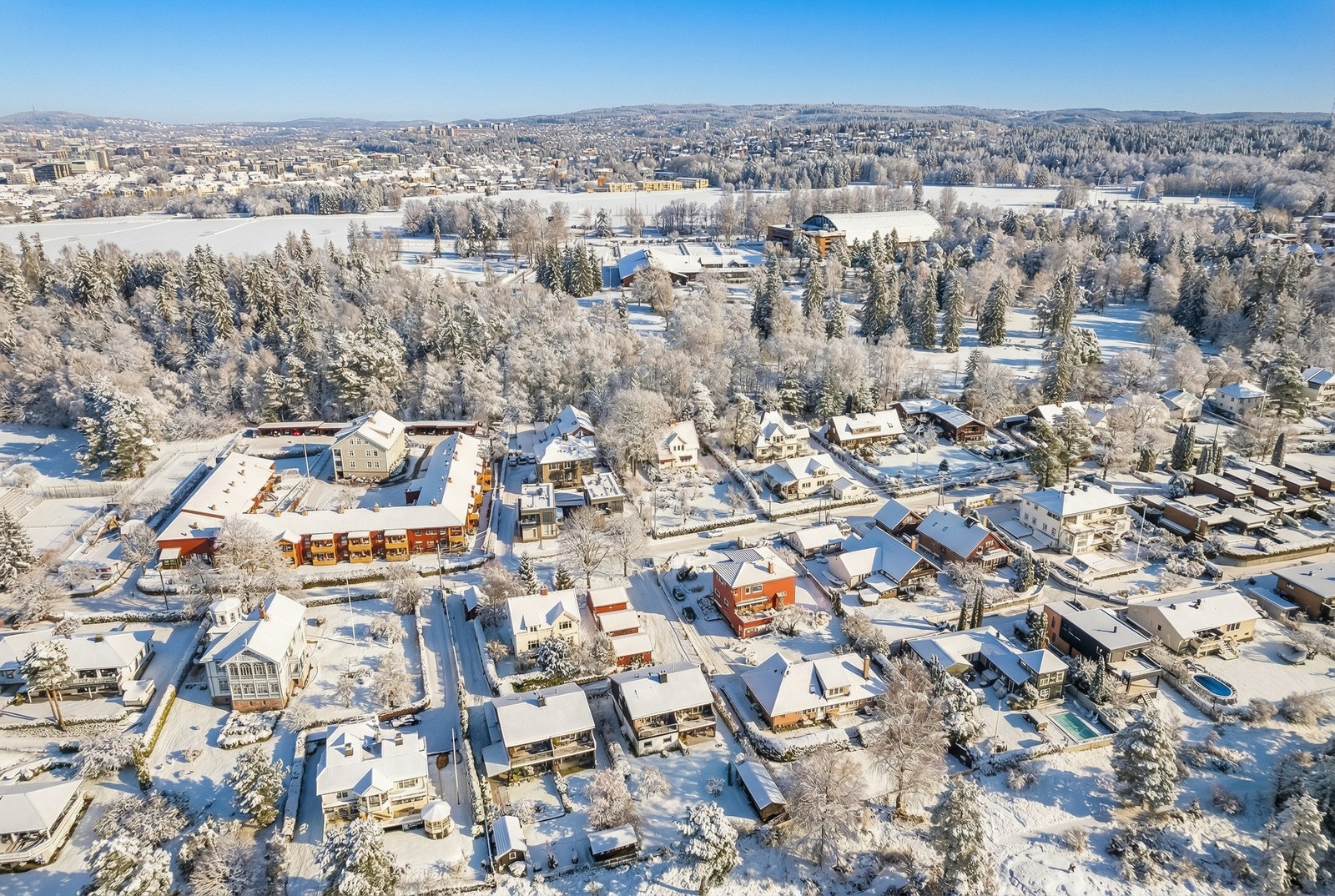 Boligen ligger i andre etasje av en tomannsbolig i et attraktivt og etablert boligområde på Jomfrubråten/Bekkelaget, nær Ekebergsletta med rekreasjon hele året. Galleribilde