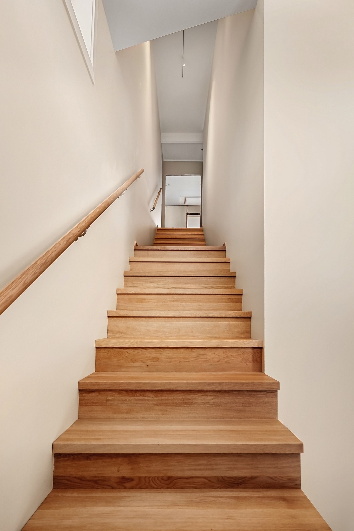 Trappen er oppført i 2025 med eiketrinn. Galleribilde