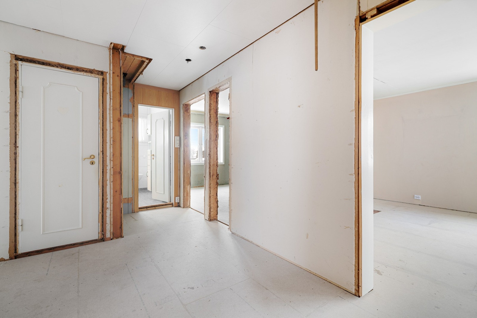 Fra hallen er det adkomst til bl.a. soverom, bad, wc og balkong på baksiden mot øst. Galleribilde