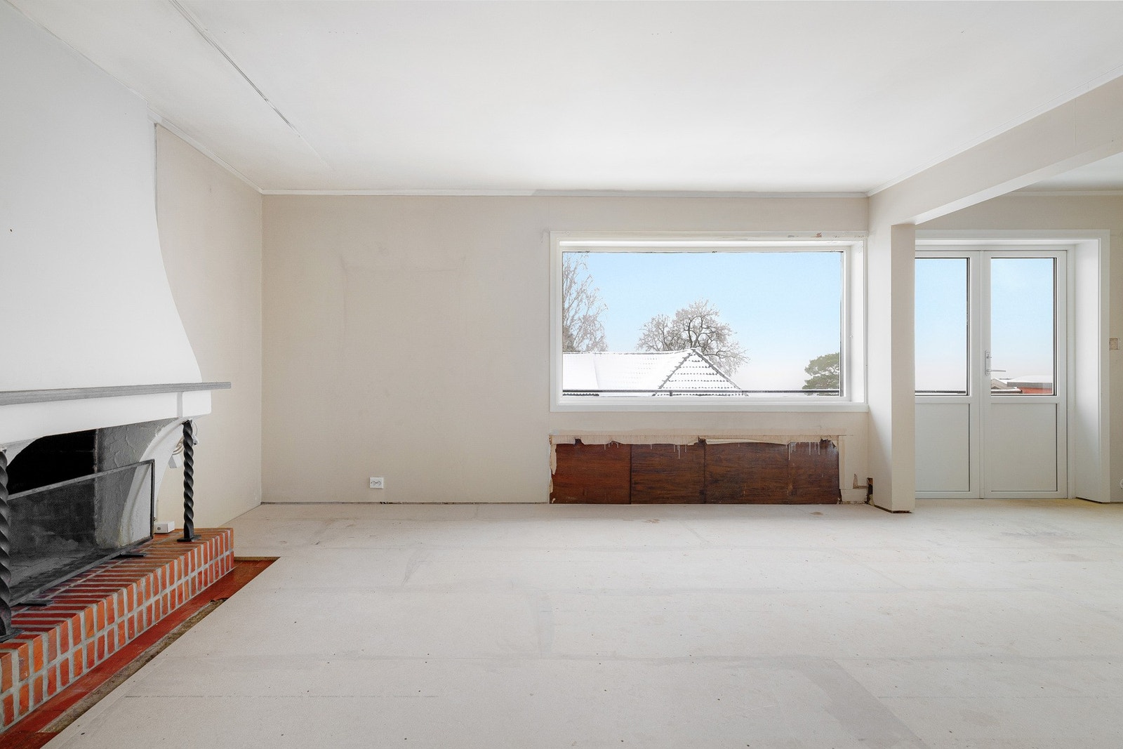 Stuen har pipe og plassbygget peis. Galleribilde