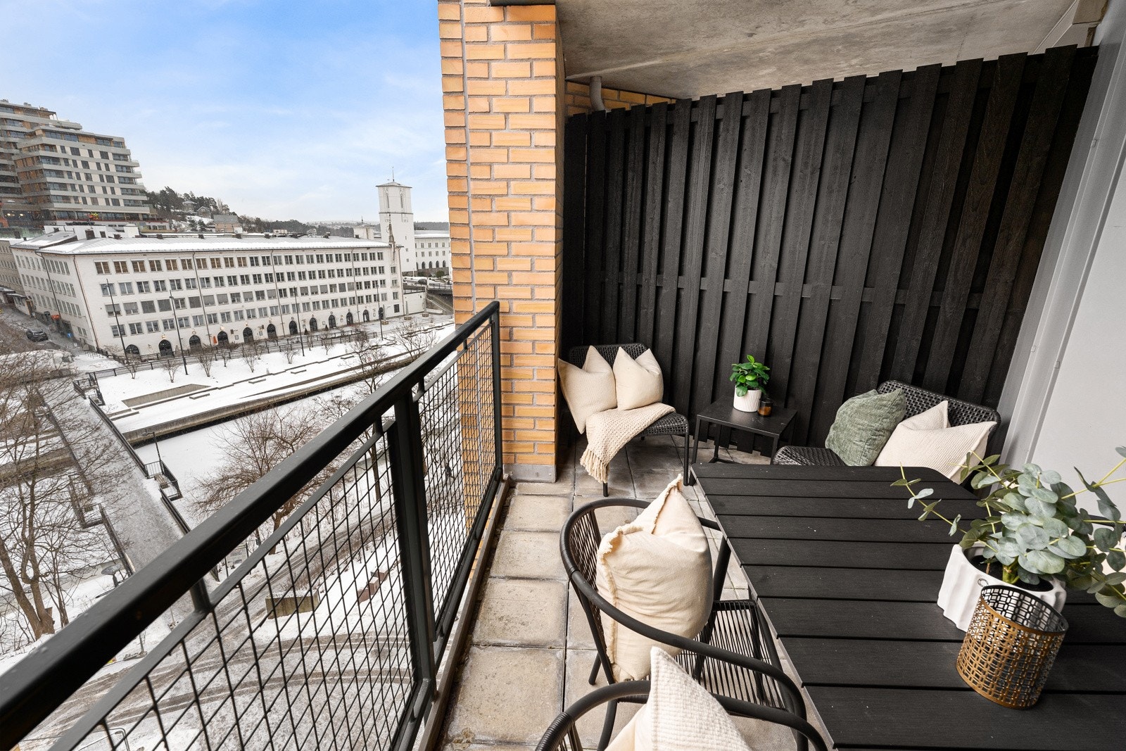 Stor terrasse på ca. 11 kvm med god plass til utemøblement og grill. Galleribilde