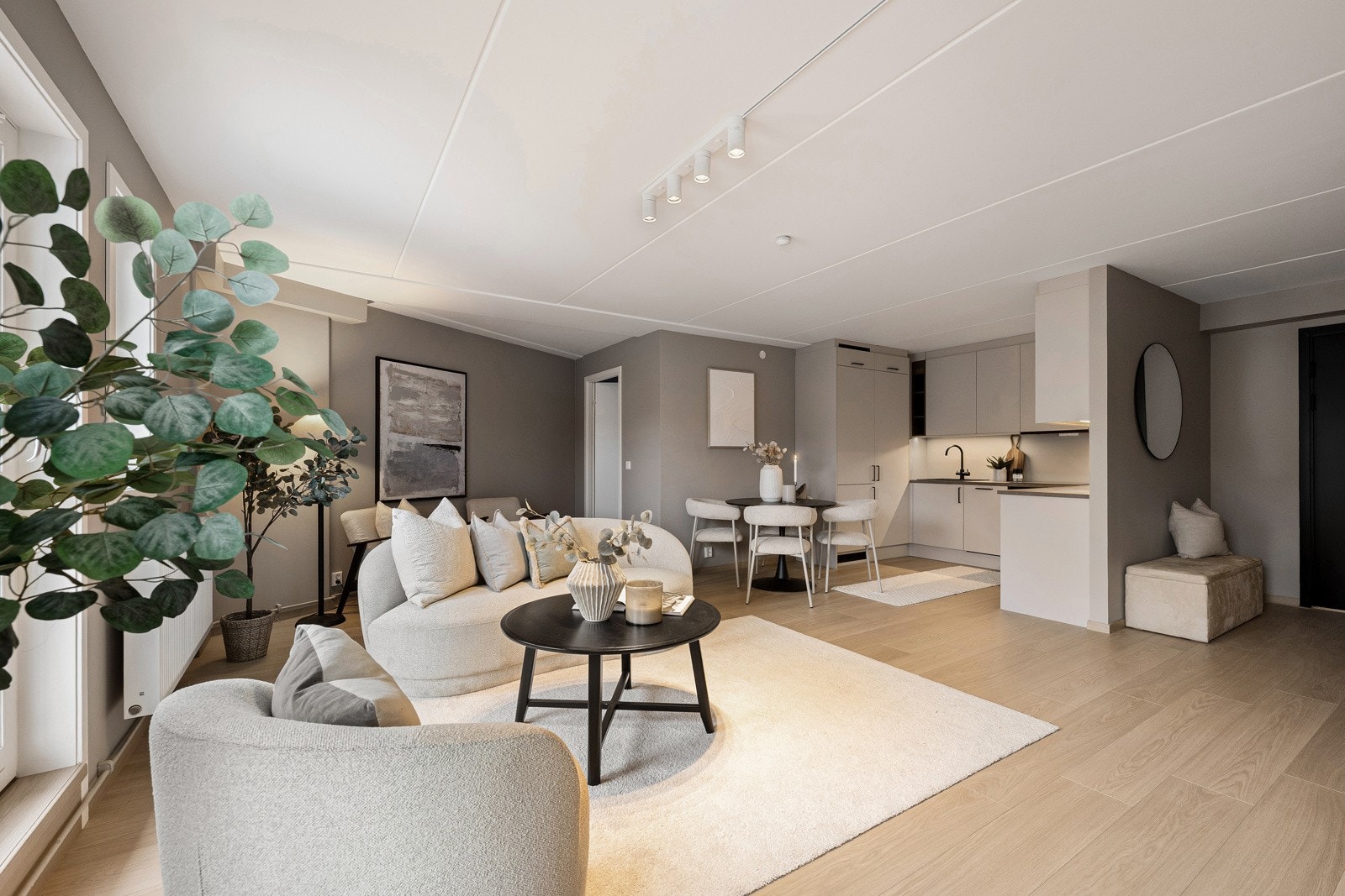 Leiligheten ble oppgradert i 2026 med lekkert gulv og nymalte overflater, noe som gir et moderne og innbydende uttrykk. Galleribilde