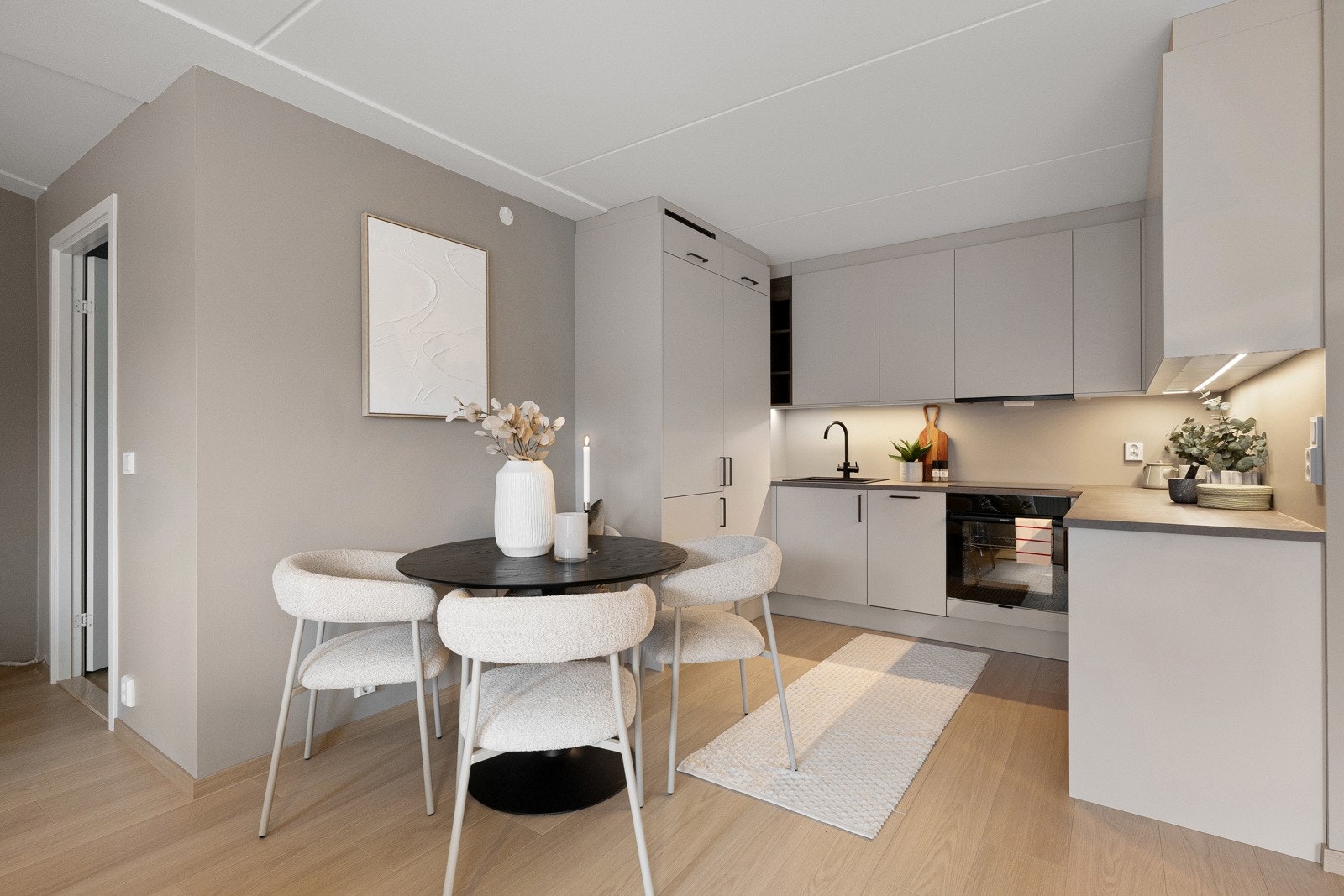 Det er videre plass til spisebord. Galleribilde