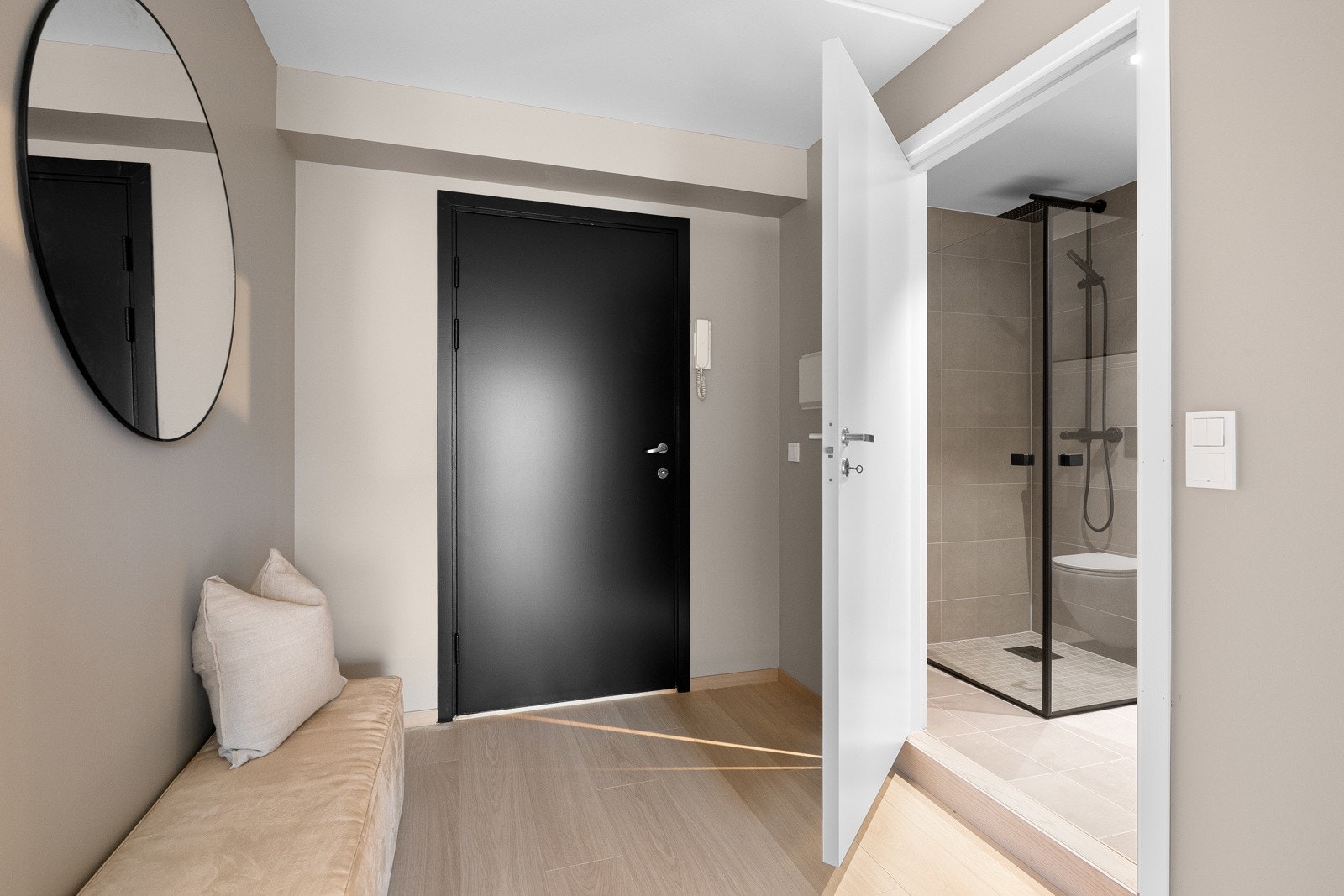 Entréen har avsatt plass til garderobeskap. Galleribilde