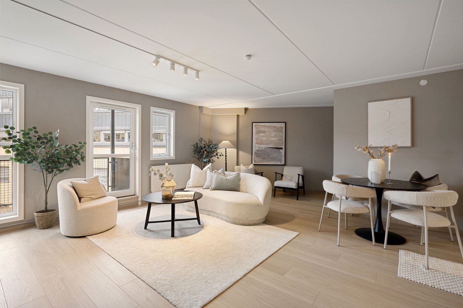 Romslig og lys stue med gode møbleringsmuligheter. Galleribilde