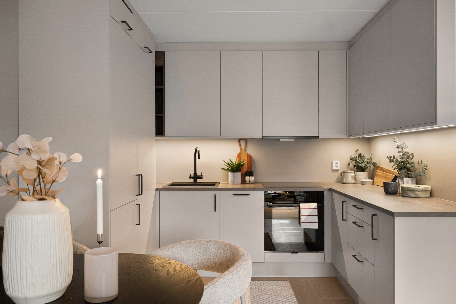 Stilrent kjøkken med glatte fronter og laminat benkeplate med skyllekum og ettgreps blandebatteri. Galleribilde