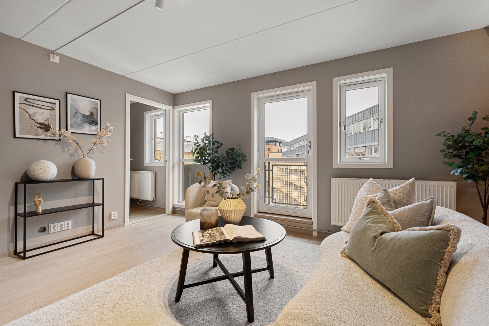 Her er det god plass til sofagruppe med tilhørende møblement. Galleribilde