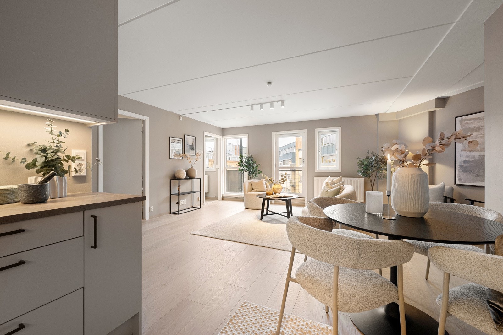 Det er montert belysning under overskap, komfyrvakt samt elektronisk lekkasjevarsler/vannstopp i kjøkkenbenk. Galleribilde