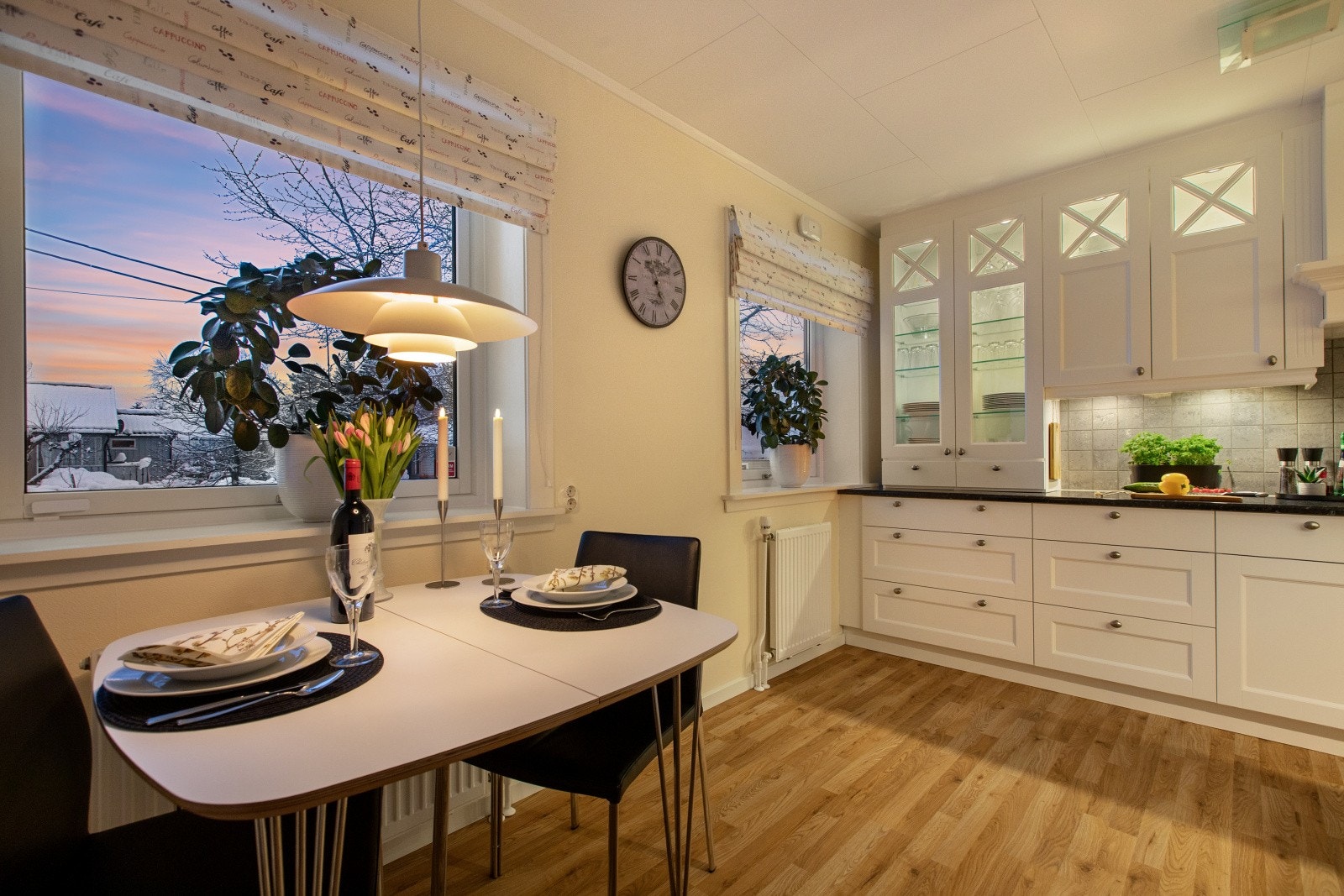 Her er det også plass til et frokostbord ved vinduspost. Galleribilde