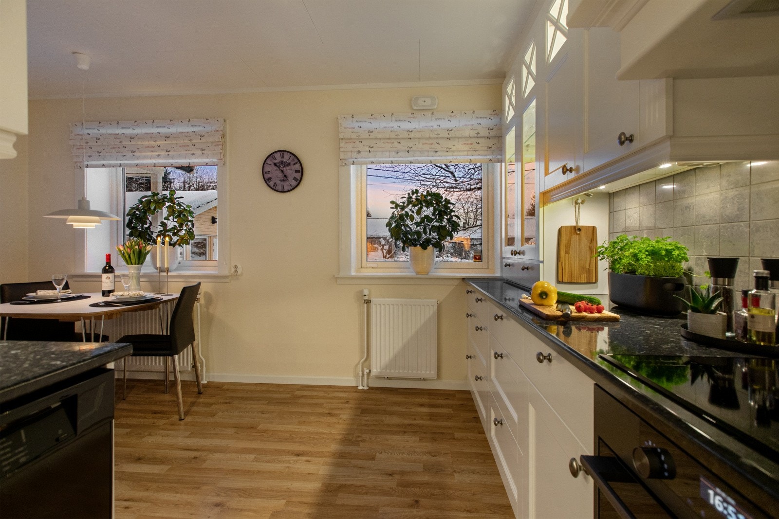 Kjøkkenet er adskilt og ligger i eget rom. Galleribilde