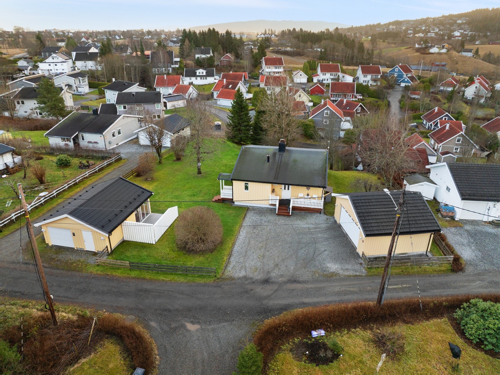 I tillegg har eiendommen både dobbelgarasje med elbillader og enkelgarasje. Galleribilde