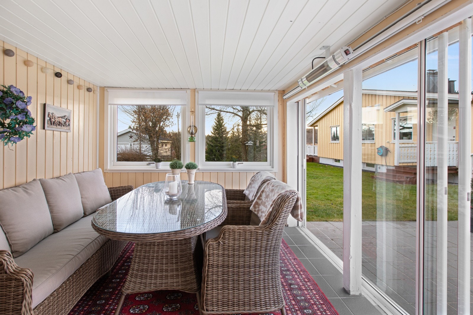 Et lyst og trivelig allrom som på sommerstid fungerer som en naturlig utestue. Galleribilde