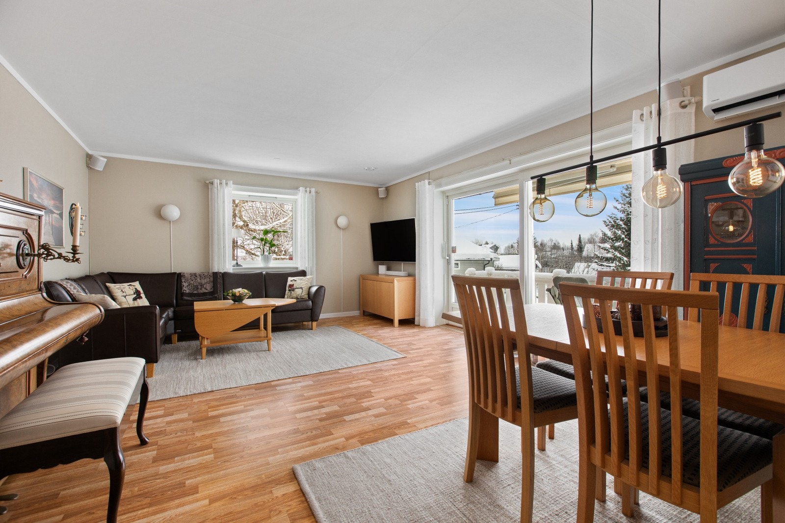 Stuen byr på gode møbleringsmuligheter med plass til både spisebord og sofamøblement. Galleribilde