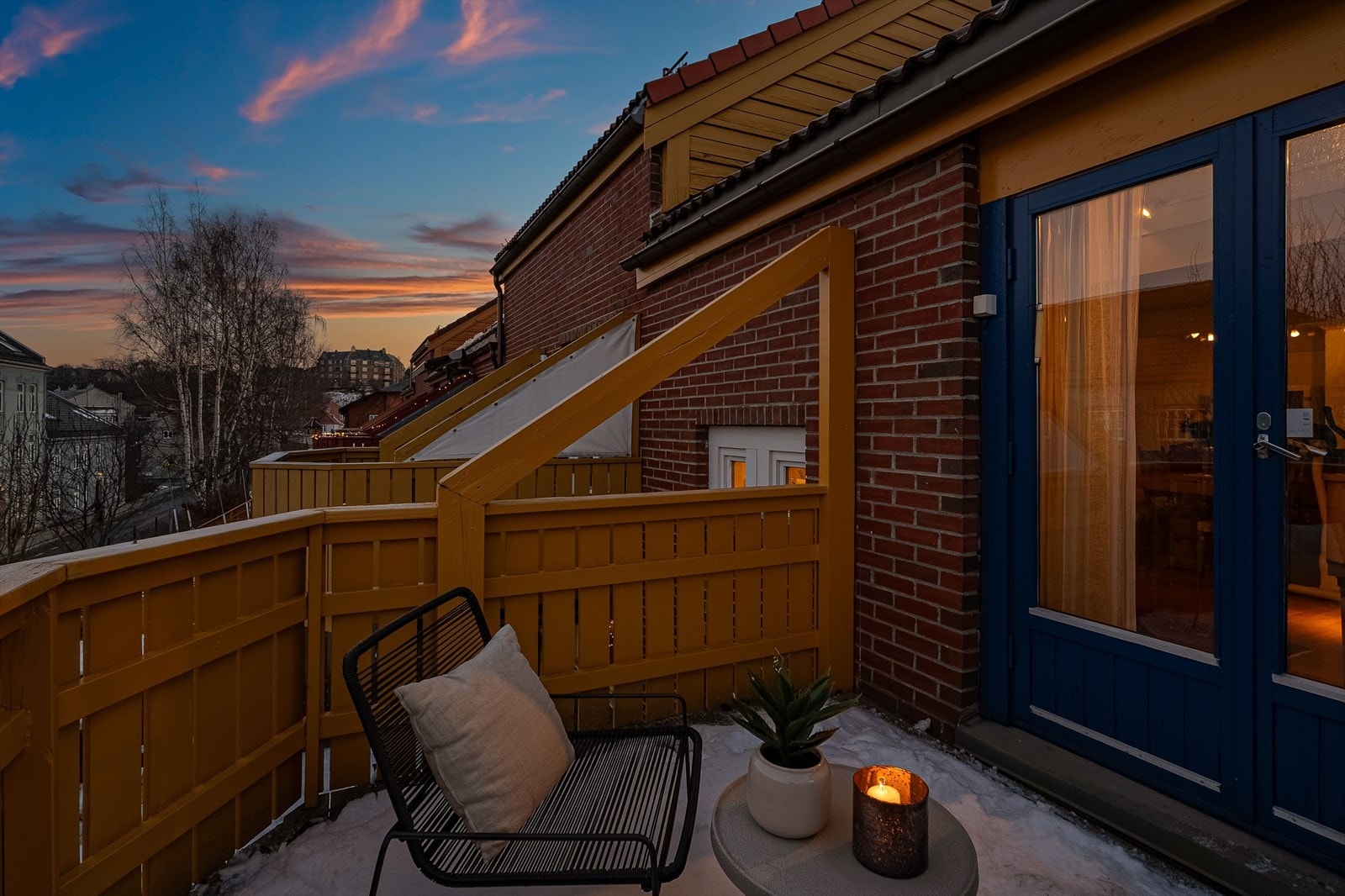 Balkongen er vestvendt, her vil du få ettermiddags-/kveldssol. Galleribilde