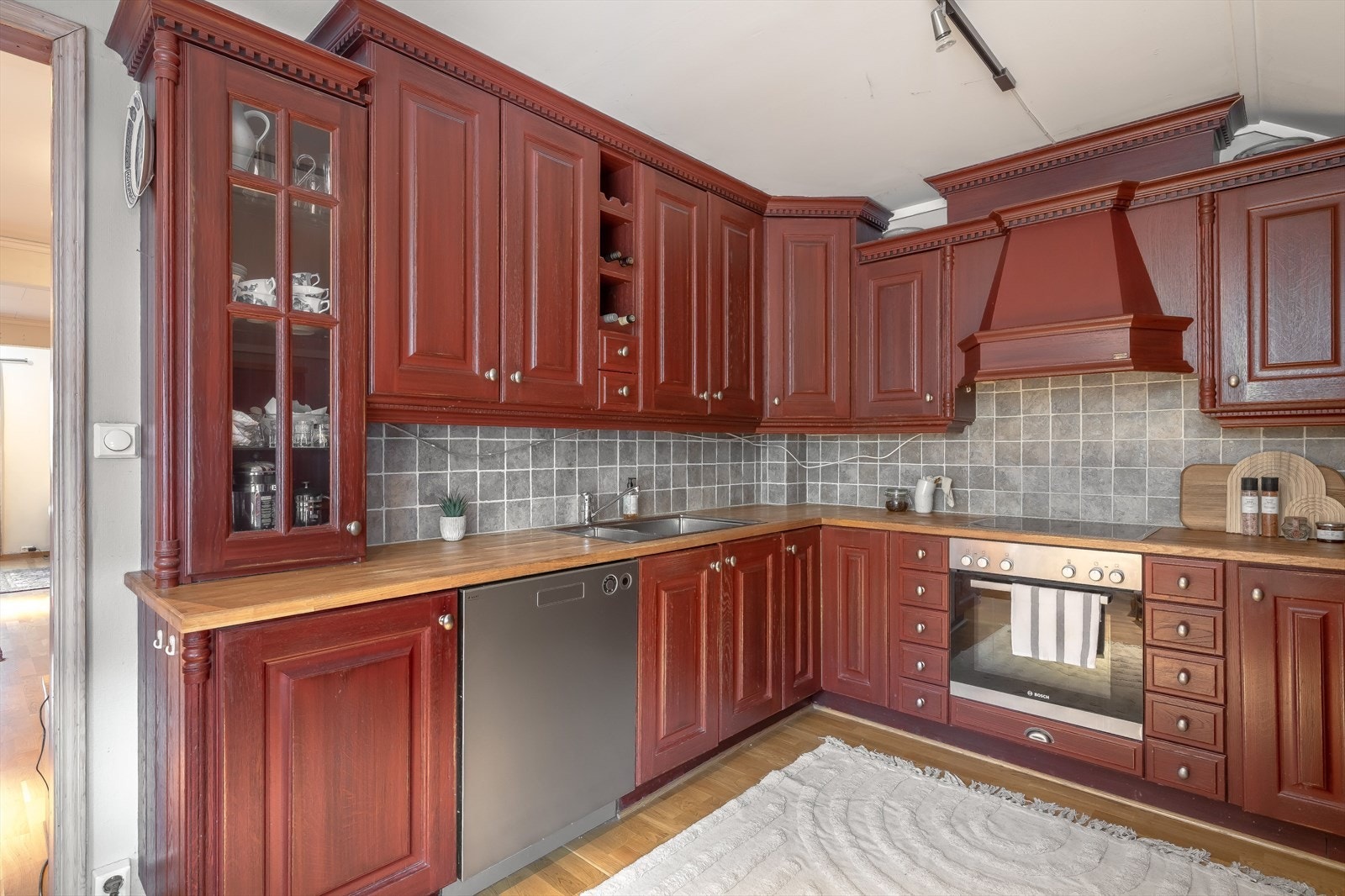 Kjøkkenet ligger i eget rom og har godt med benkeplass og masse skapplass! Galleribilde