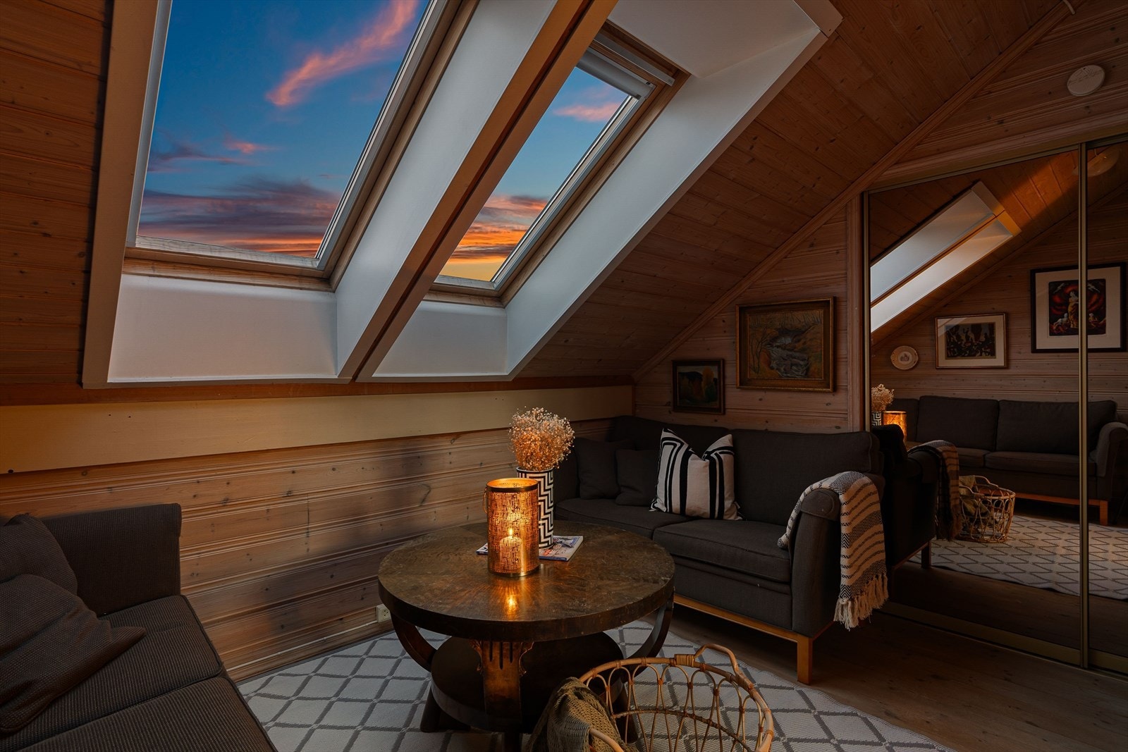 Skråtakene på TV-stuen gjør at man vil få rikelig med sollys inn. Her vil man også kunne nyte himmelen når den er på sitt fineste! Galleribilde