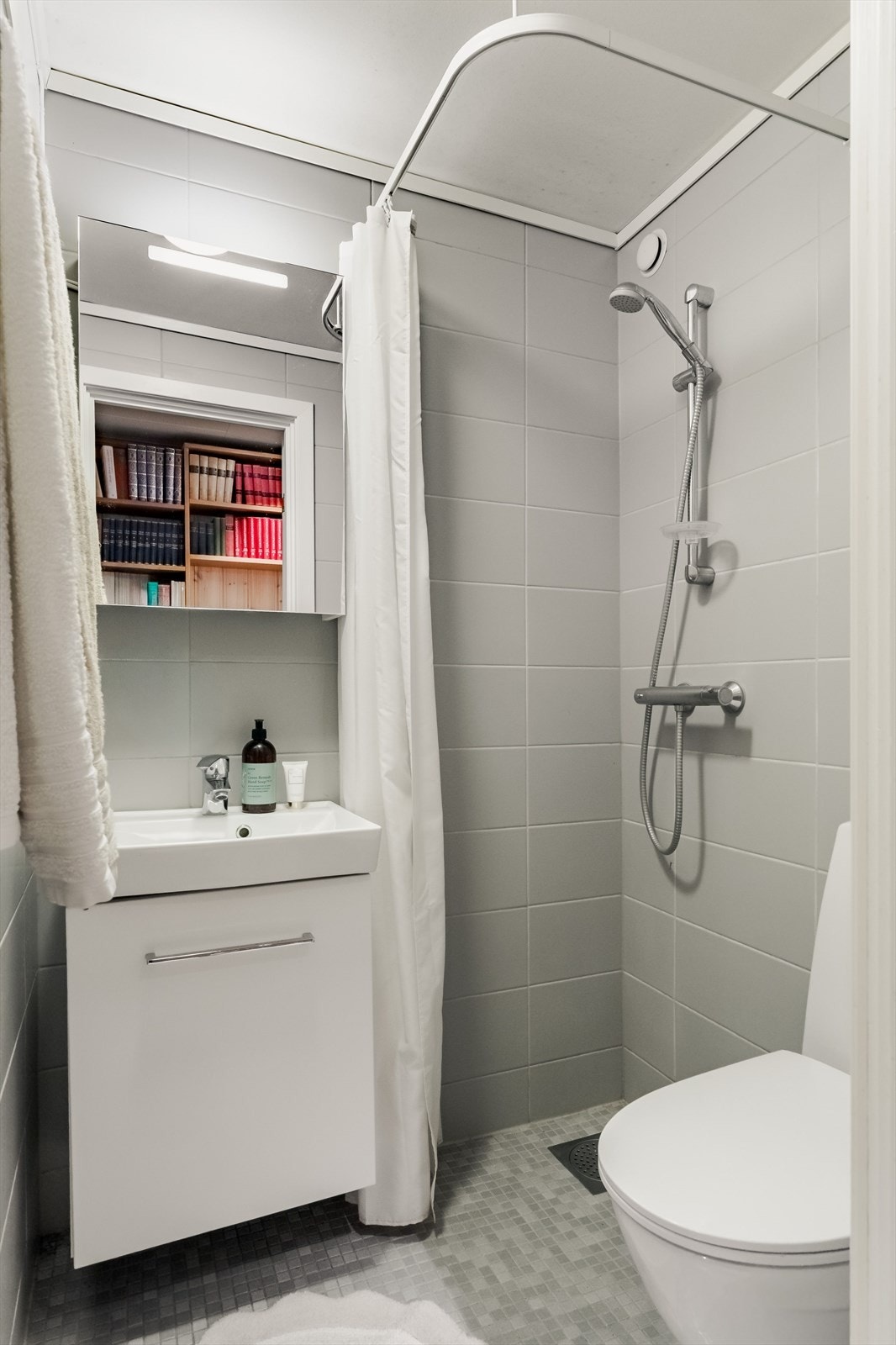 Det minste badet er utstyrt med wc, servant og dusjhjørne. Galleribilde