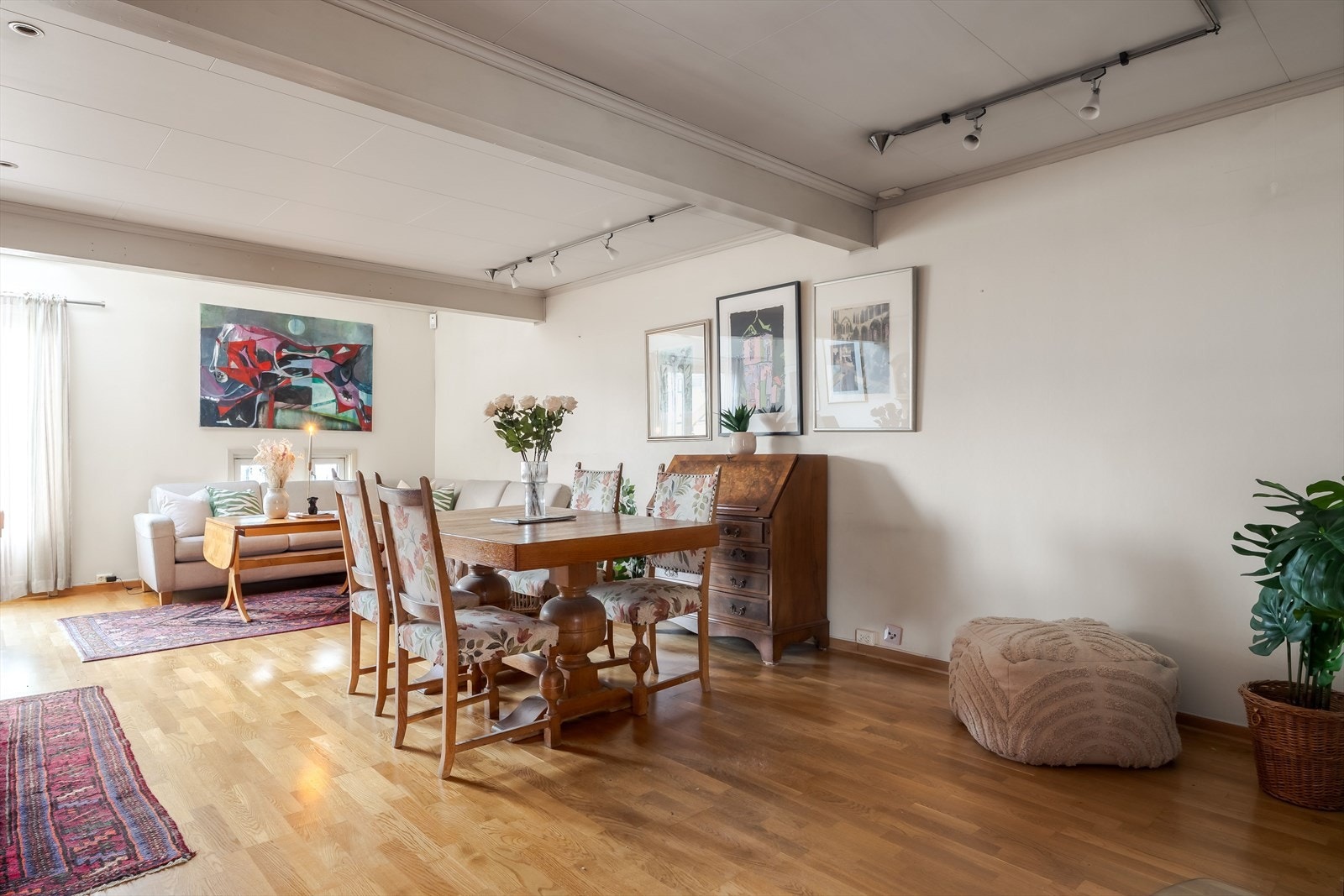 Det er god plass til både sofagruppe, spisebord og Tv-krok. Galleribilde