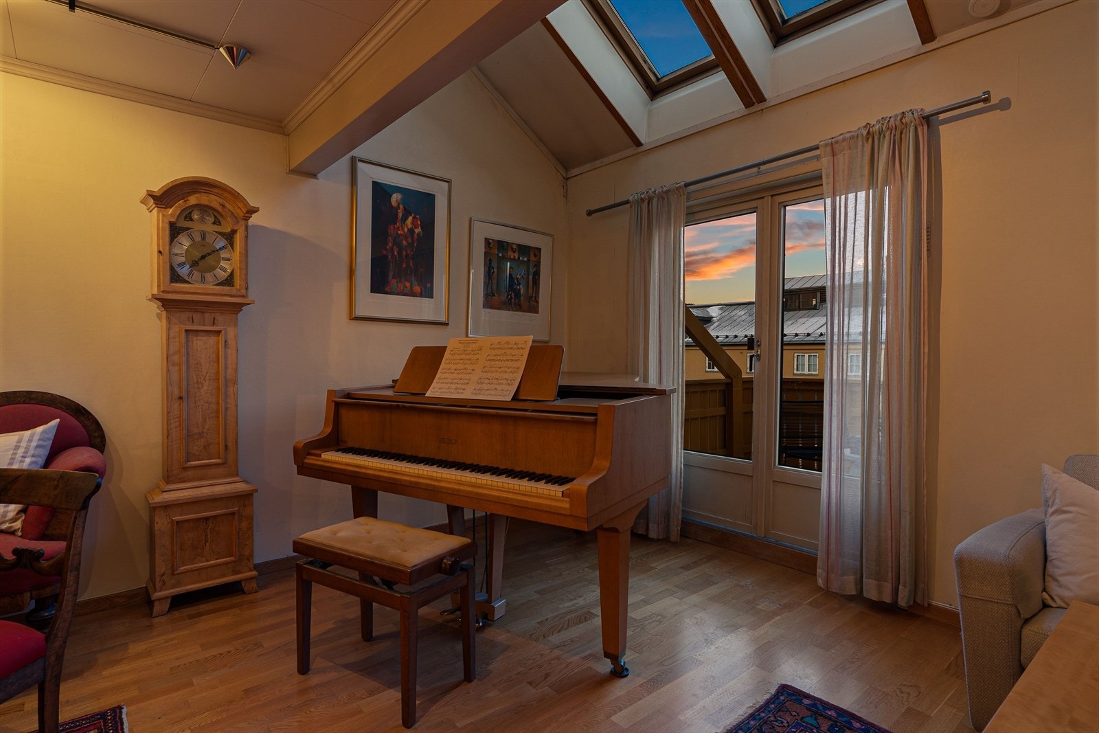 Med boligen følger en helt egen parkeringsplass i oppvarmet felles garasje som driftes av Øvre Bakklandet 1A Velforening, du får i tillegg en gjesteparkeringsplass ute! Galleribilde