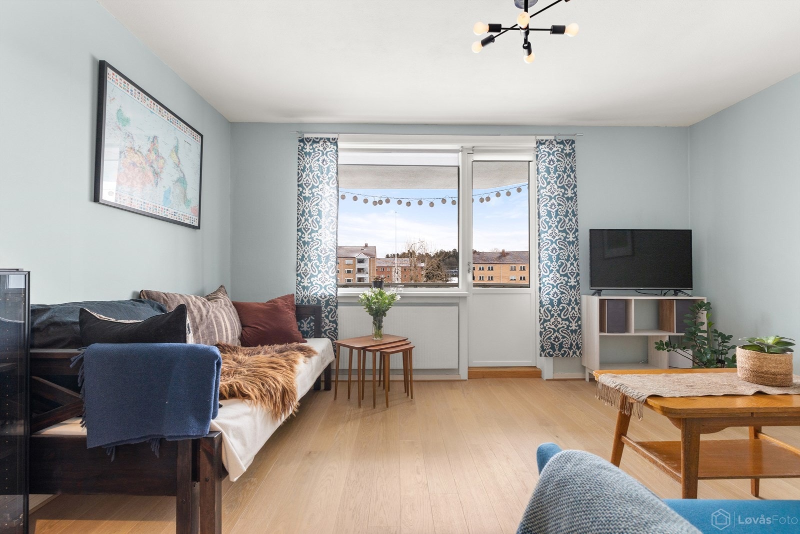 Gjennomgående planløsning og store vindusflater gir gode lys- og solforhold. Galleribilde