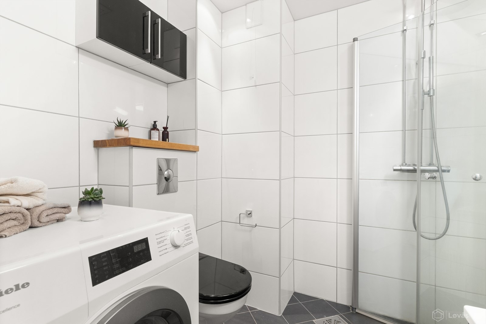 Opplegg for vaskemaskin. Baderommet ble rehabilitert i regi av borettslaget i 2010 med nye overflater, sluk og røropplegg. Galleribilde