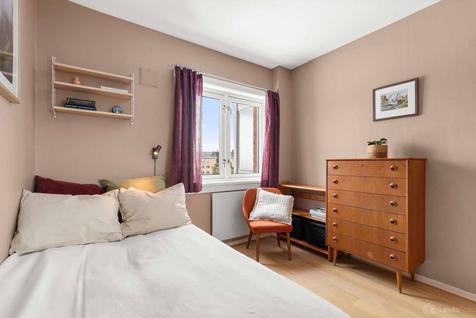 Rommet er malt i delikate farger som gjør det enkelt å innrede. Galleribilde