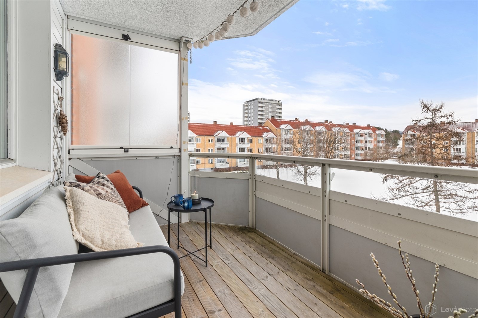 Her kan du nyte formiddagssolen og hyggelig utsyn mot frodige og grønne omgivelser. Galleribilde